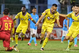 Thắng kịch tính đội chủ nhà Khánh Hòa, SLNA tạm thoát khủng hoảng