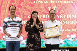 Vụ cháu bé bị ném xuống sông: Khen thưởng hành động cứu người