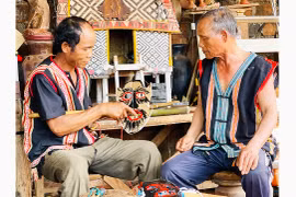 Những “nhà điêu khắc” mặt nạ gỗ ở Ia Tôr