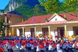 Học sinh lớp 6 chỉ biết viết mỗi tên mình, lỗi ở ai?