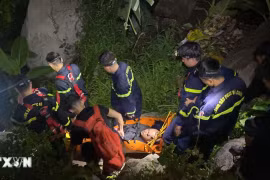 Đưa 4 du khách bị lạc đường, đuối sức xuống chân núi Bà Đen an toàn