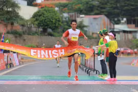 Chàng trai nghèo nuôi giấc mơ trên đường chạy