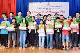 Hội Chữ thập đỏ chung tay chăm lo học sinh nghèo