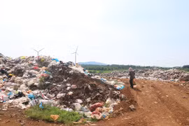 Bãi rác huyện Chư Pưh quá tải gây ô nhiễm môi trường