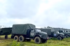 Vụ sập cầu Phong Châu: Cận cảnh hàng trăm quân nhân, phương tiện chuẩn bị bắc cầu phao qua sông Hồng