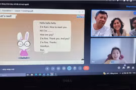 Dễ thương vô cùng với khoảnh khắc con gái dạy học cho bố mẹ