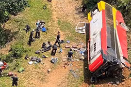 Xe khách chở hơn 30 người lao xuống vực ở Phú Thọ