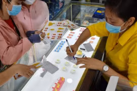 Giá vàng hôm nay 8-12: Mất đà tăng nên phải lao xuống 