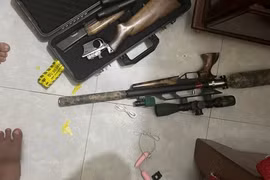 Bắt người đàn ông chế tạo súng quân dụng bán trên mạng