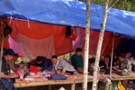 Đột kích điểm khai thác vàng trái phép giữa rừng sâu