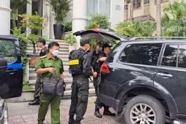 CLIP: Bộ Công an thu nhiều thùng tài liệu tại nhà CEO Quốc Cường Gia Lai