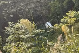 Xe ôtô rơi xuống vực sâu, 2 người bị thương năng