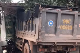 Xe tải va chạm với xe máy, tông vào quán cắt tóc làm 4 người thương vong