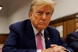 Ông Donald Trump bước vào phiên tòa lịch sử