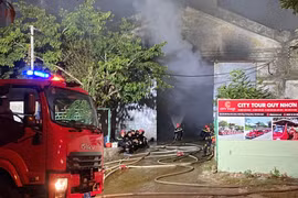 Nhà kho xe điện bốc cháy, hơn 100 người thâu đêm dập lửa