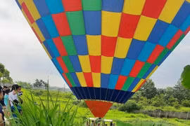 Khinh khí cầu chở 9 người đáp xuống ruộng lúa ở Hà Nội 