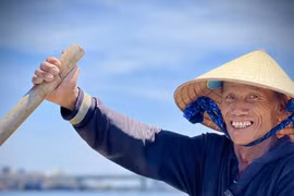 Thợ 'săn' don trên dòng Trà Khúc