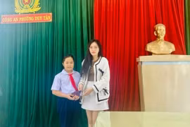 Học sinh lớp 5 nhặt được điện thoại, tìm trả cho người đánh rơi