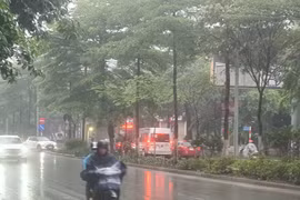 Khu vực Bắc Bộ và Trung Bộ mưa dông rải rác, có nơi lượng mưa trên 60mm