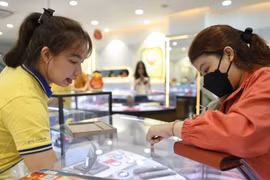 Vàng SJC sáng đầu tuần rời khỏi mốc 77 triệu đồng/lượng