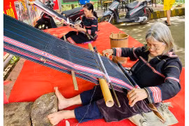 Miệt mài “giữ lửa” nghề dệt thổ cẩm
