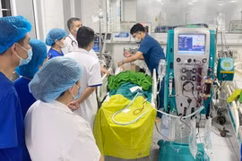 Xuống kiểm tra bể ngâm thực phẩm, 2 người ngộ độc nguy kịch