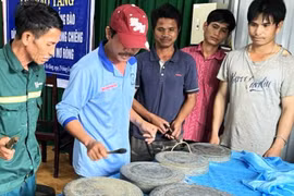 Tặng chiêng quý cho người Xơ Đăng ở vùng căn cứ cách mạng