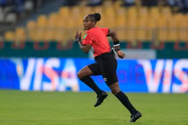 Bắt 6 người xúc phạm trọng tài nữ từng làm nhiệm vụ ở World Cup 2022 