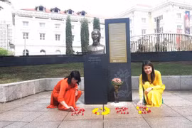 Tượng đài Bác Hồ ở Singapore