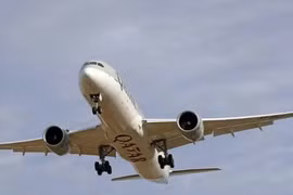 Máy bay Qatar Airways gặp nhiễu động, 12 người bị thương