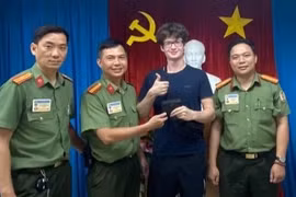 Du khách nước ngoài xúc động nhận lại gần 100 triệu đồng đánh rơi