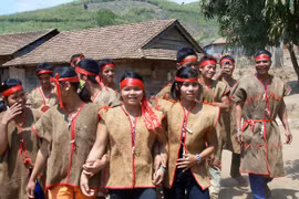 Trang phục từ vỏ cây của người Hà Lăng