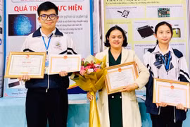 Học sinh Pleiku sáng chế thiết bị theo dõi sức khỏe người lớn tuổi