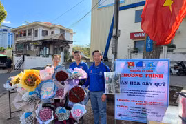 'Áo xanh' xuống phố bán hoa ngày 8.3 gây quỹ giúp trẻ em nghèo 