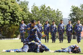 Những “bông hồng thép”