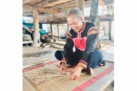 Người giữ nghề đan lát truyền thống ở buôn Bir