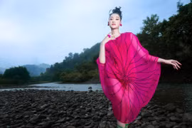 Gam hồng fuchsia gây mê hoặc trong những trang phục hè