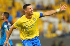 Ronaldo lập hat-trick, tạo loạt cột mốc mới và vượt Messi