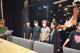 Nhóm nhân viên nhà hàng lột quần áo của khách để cưỡng đoạt tiền