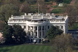 Xe đâm vào cổng Nhà Trắng, tài xế thiệt mạng