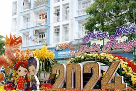 Hơn 600 nhà vườn quy tụ tại Chợ hoa Xuân 'Trên bến dưới thuyền'