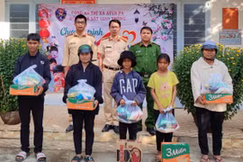 Chư Băh chăm lo Tết cho gia đình chính sách, hộ nghèo