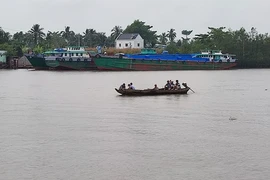 Chìm ghe chở cát trên sông Mang Thít, 1 người mất tích