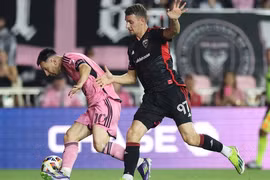 Đội bóng của Messi thắng ở phút bù giờ, trở lại ngôi đầu