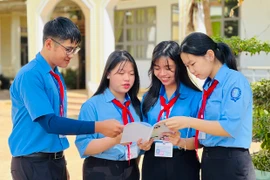 Học trò sáng tác truyện tranh phòng-chống bạo lực học đường