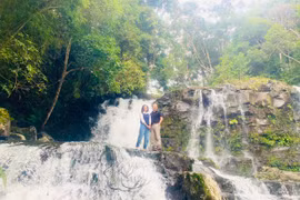 Ngắm thác nước giữa rừng nguyên sinh