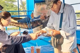 Khi vé số ở đỉnh tiêu thụ: Trăm ngàn tỉ doanh số mà người bán 'mệt mỏi là đói'