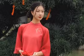 'Xúng xính' trẩy hội du xuân trong những tà áo dài kiểu cách