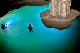 Độc đáo hồ nước 'treo' bên trong hệ thống hang Thung ở Quảng Bình