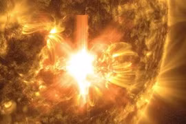 Vết đen mặt trời phóng ngọn lửa mạnh nhất về trái đất: Việt Nam có bị ảnh hưởng?